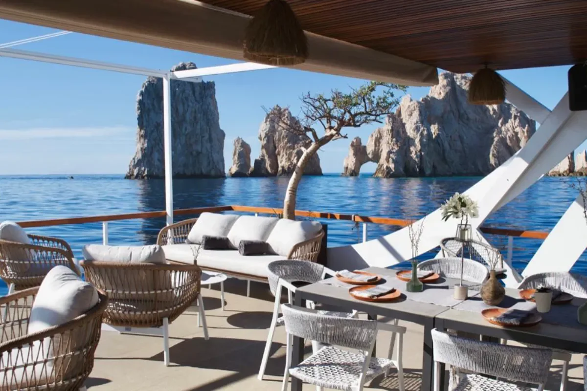 Lounge seating with the Arch in view