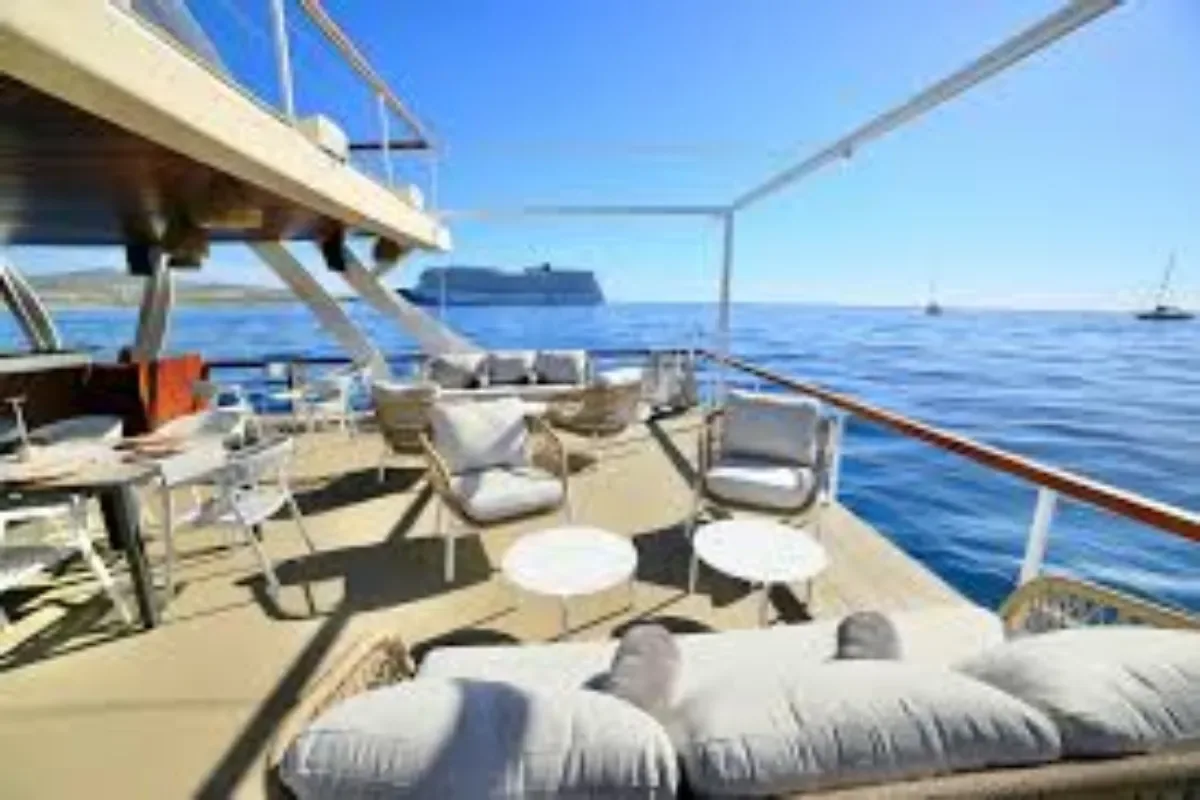Deck lounge with woven chairs