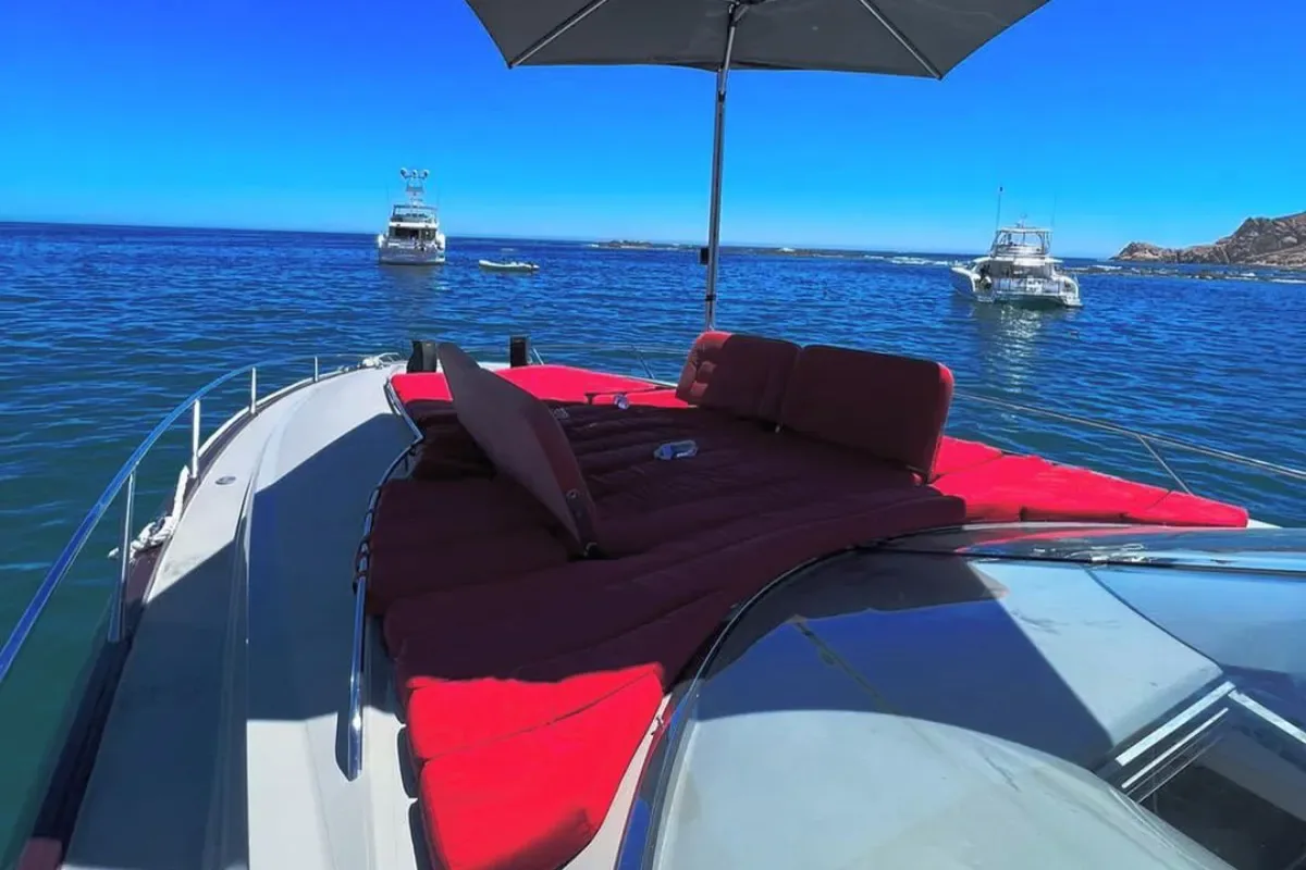 Bow sun pad with red cushions on the Rojo