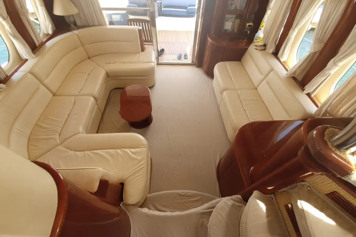 Salon with cream leather sofas on the Viking